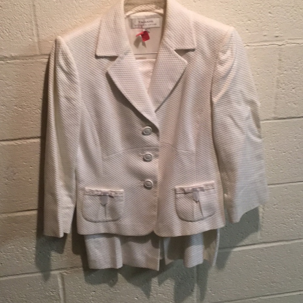 Tahari suit set size 6